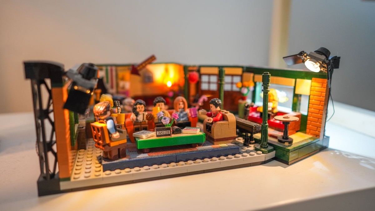 Rachel How's workspace — photo 9