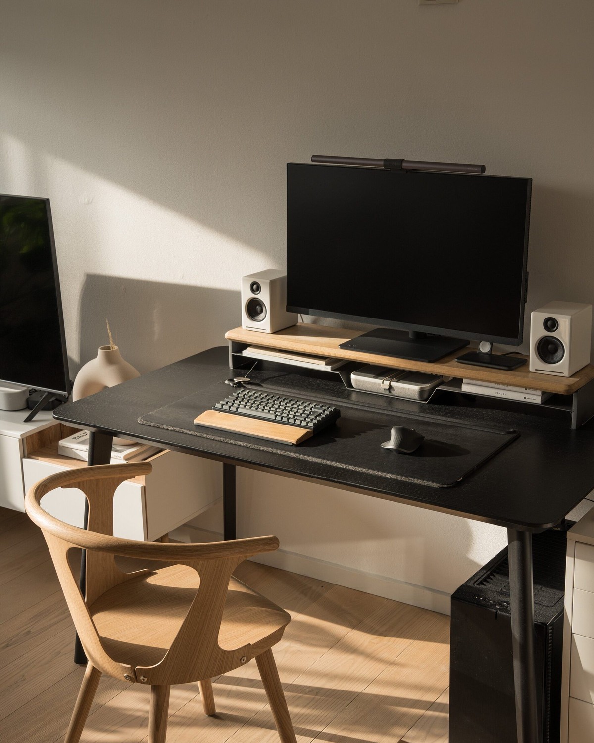 Lasse Jensen's workspace — photo 4