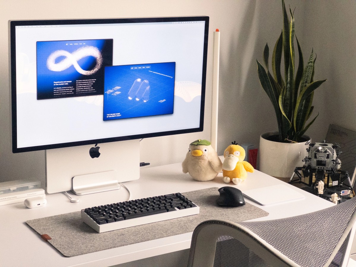 Maxime Heckel's workspace — photo 4