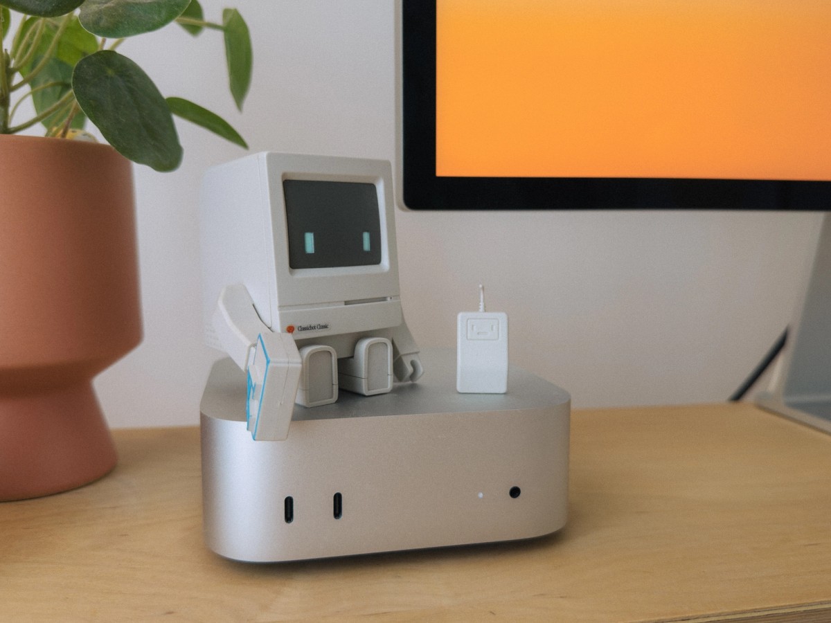 Rachel How's workspace — photo 7