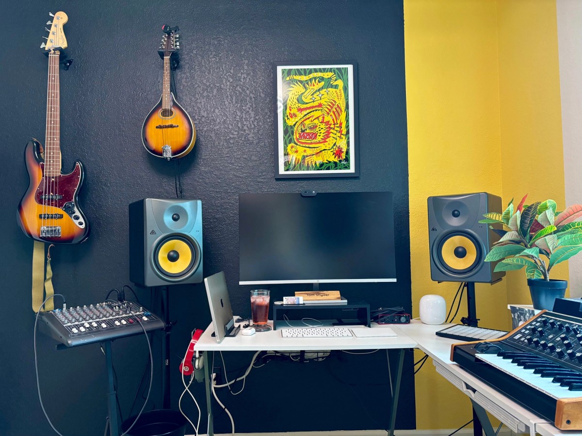 Tom Snyder's workspace — photo 2