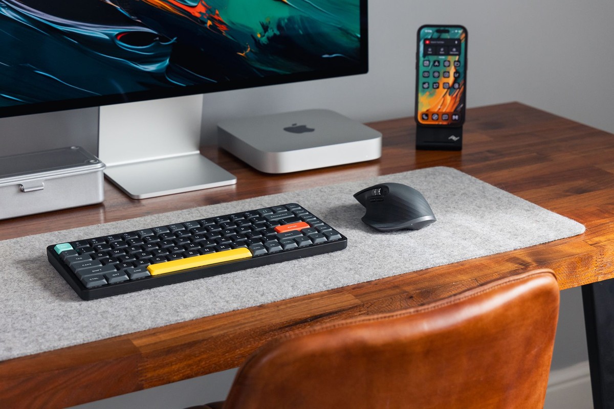 Tom Eversley's workspace — photo 3
