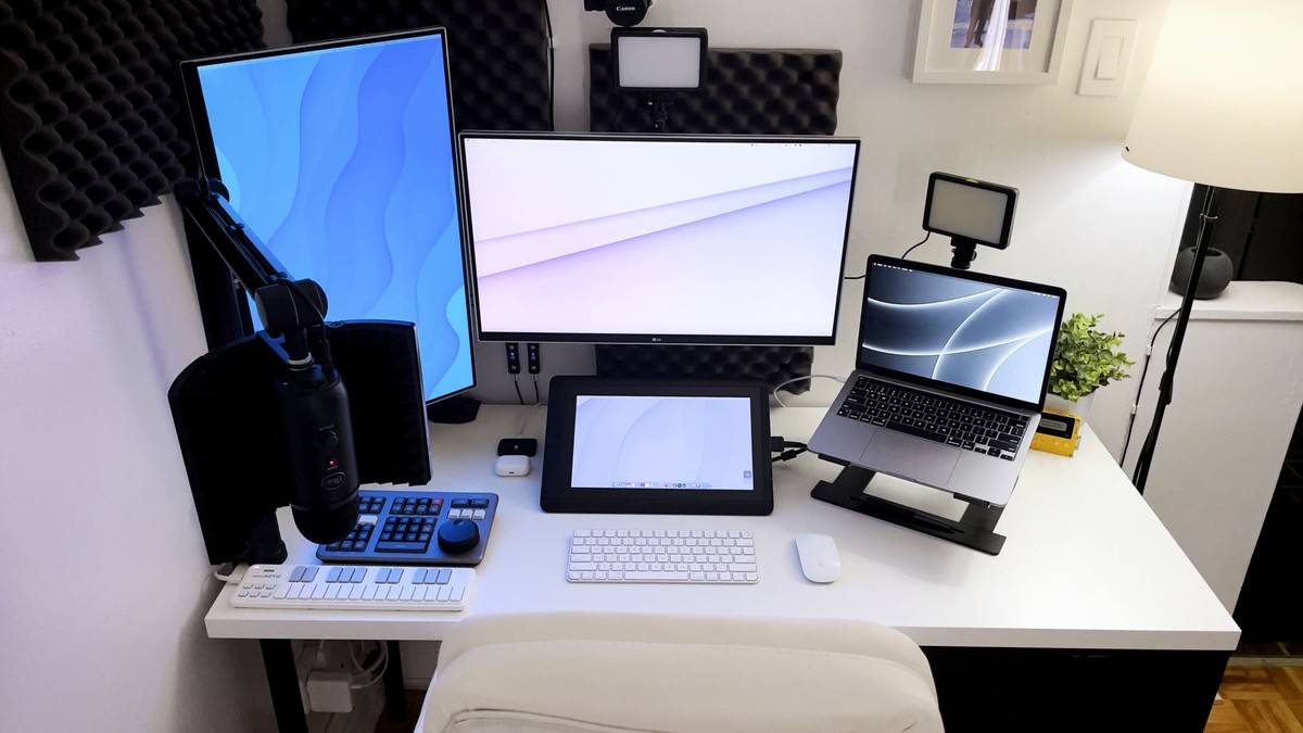 Andrew-David Jahchan's workspace — photo 3