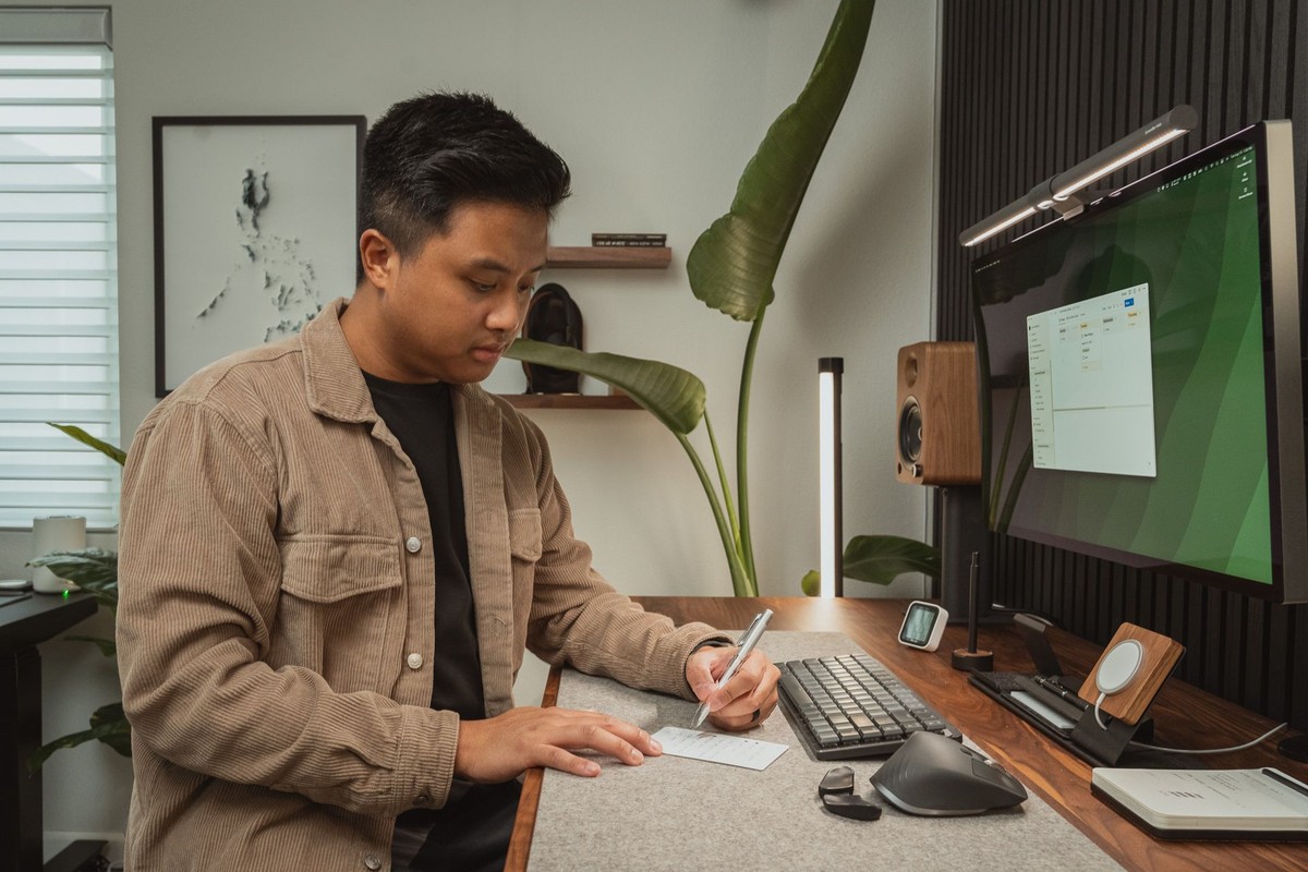 Jon Imperial's workspace — photo 11