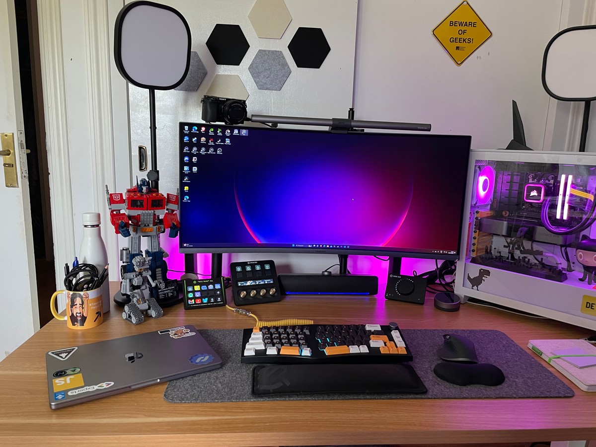 Carlos Azaustre's workspace — photo 3