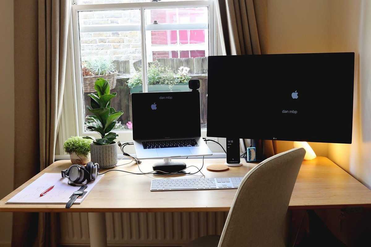 Dan Hollick's workspace — photo 4