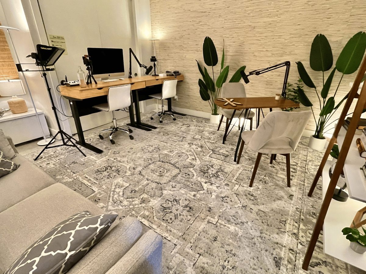 Neville Medhora's workspace — photo 15