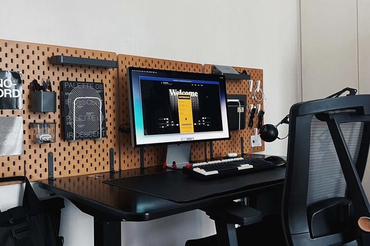 Yann-Edern Gillet’s desk in No. 261