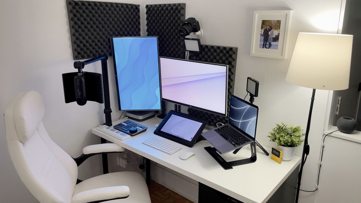 Andrew-David Jahchan's workspace — photo 4