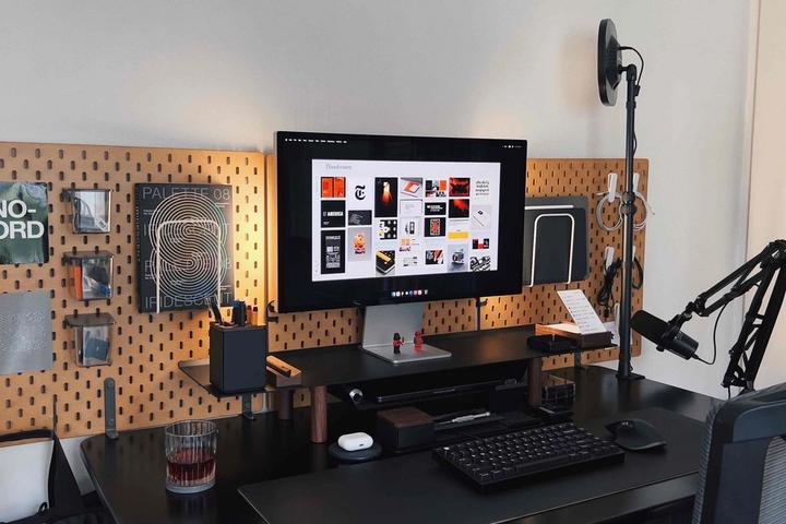 Yann-Edern Gillet’s desk in No. 442