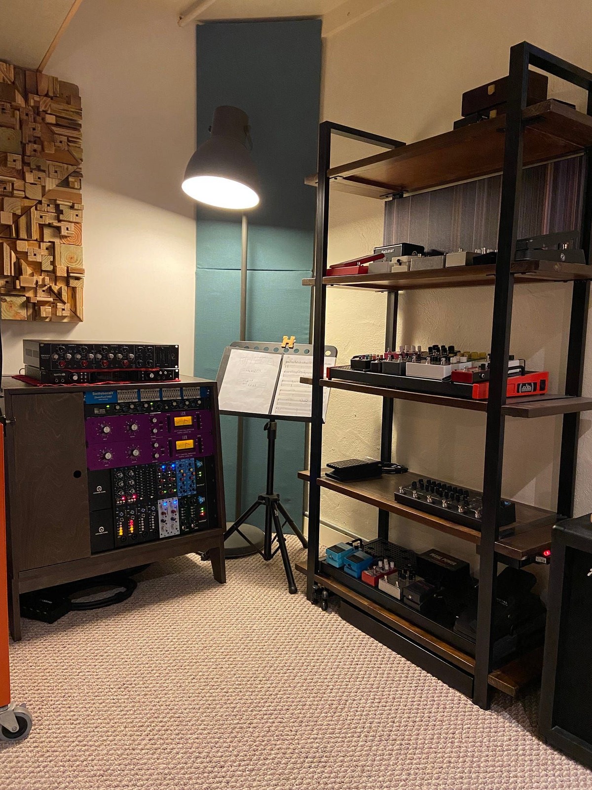 Travis Andrews's workspace — photo 3