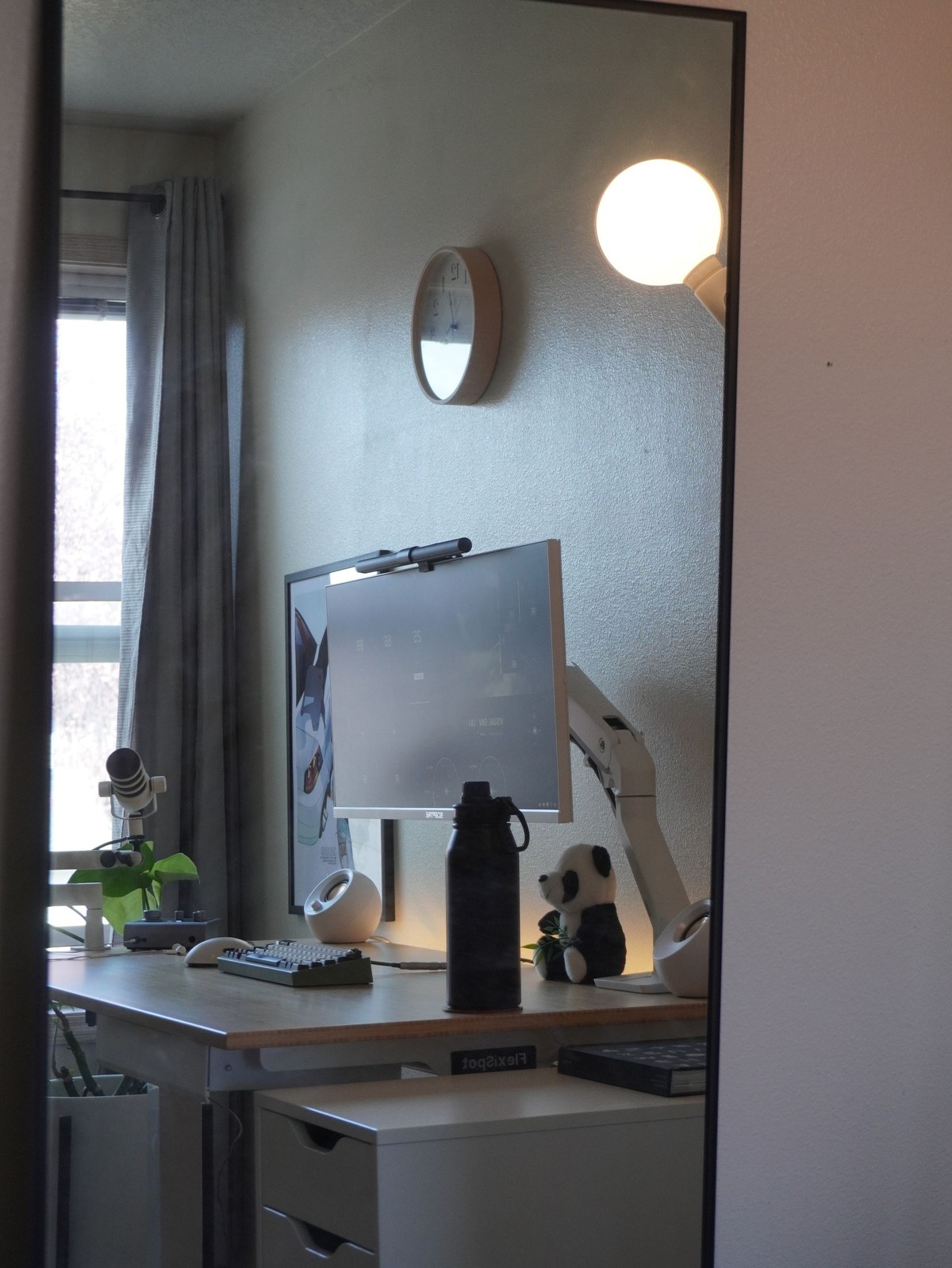 Ivor Jian's workspace — photo 4