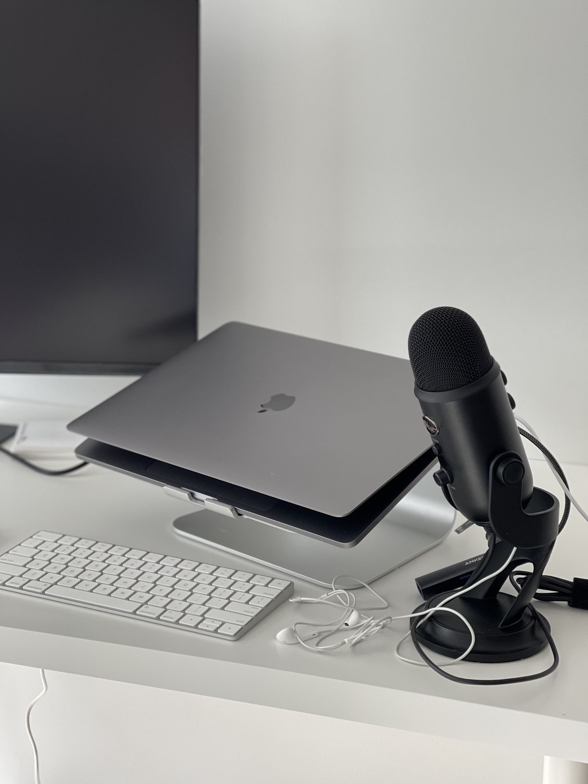 Minjun Chen's workspace — photo 3