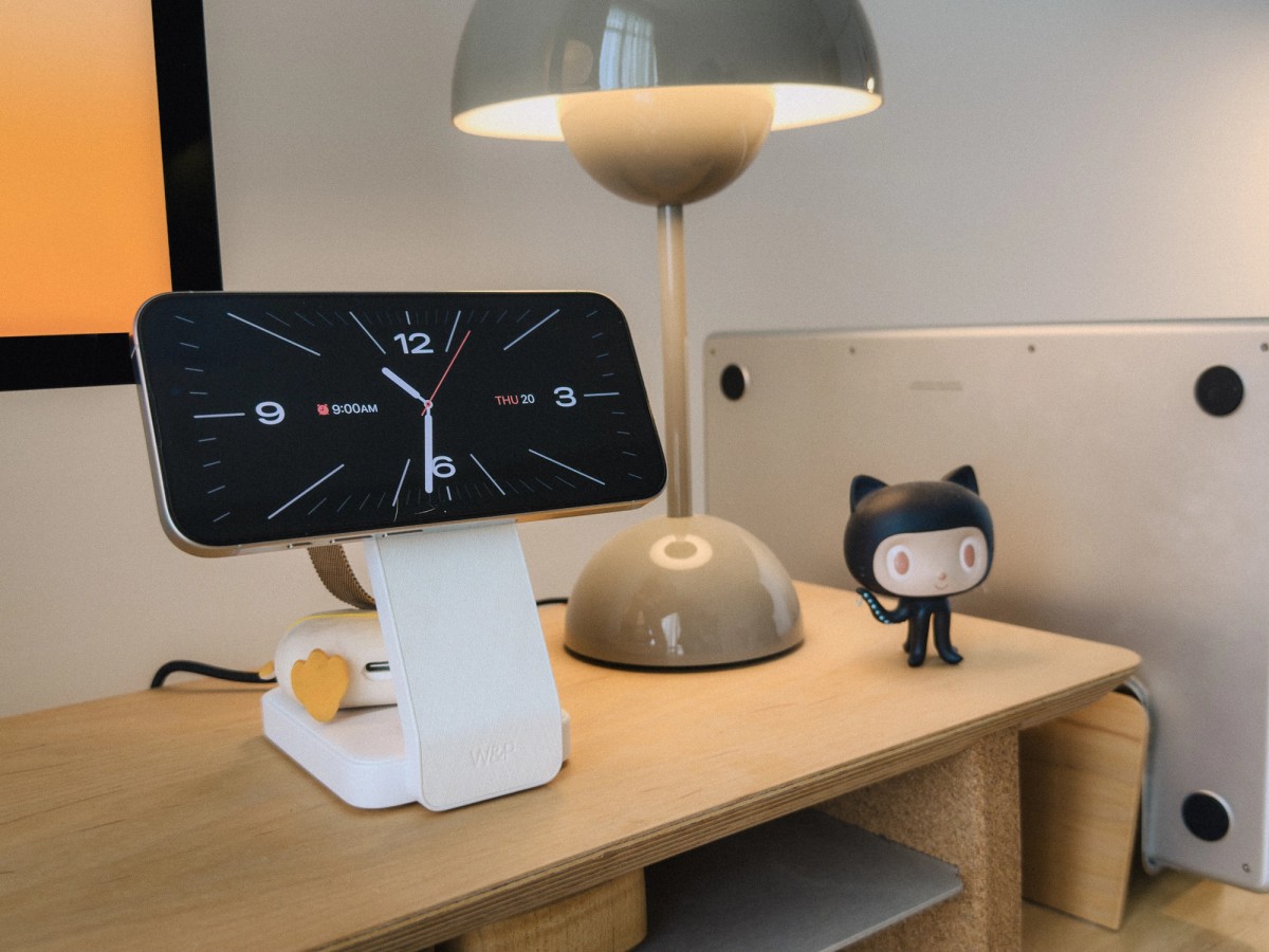Rachel How's workspace — photo 10