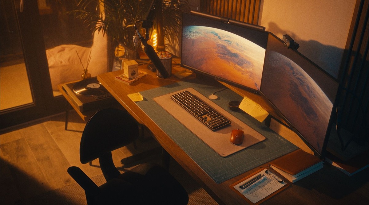 Sam Hox's workspace — photo 2