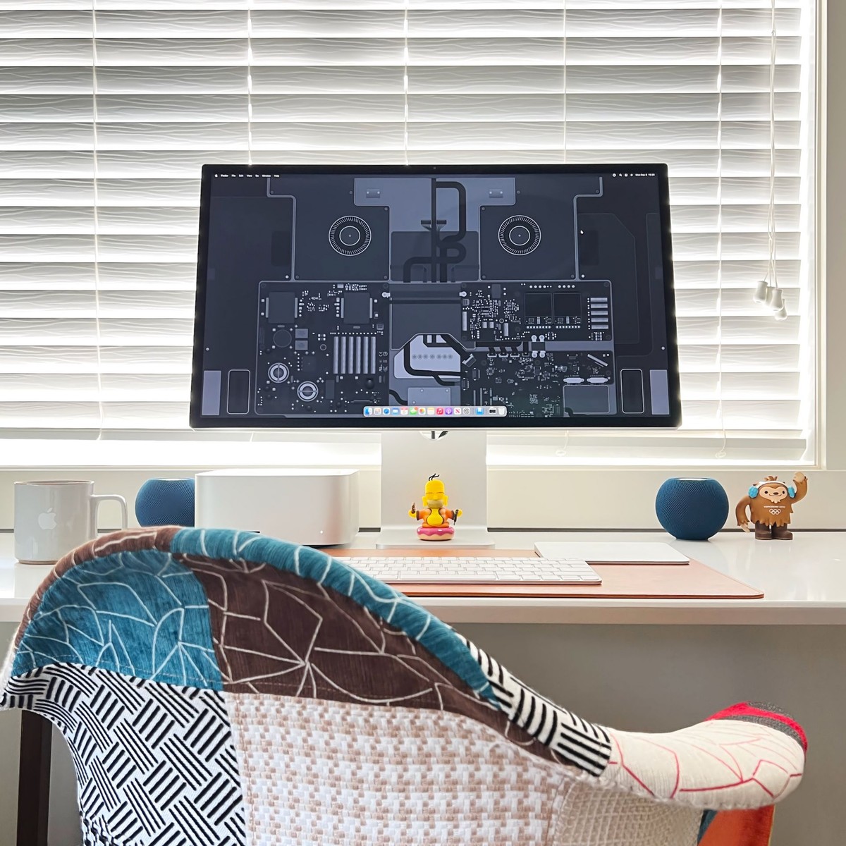 Basic Apple Guy's workspace — photo 2