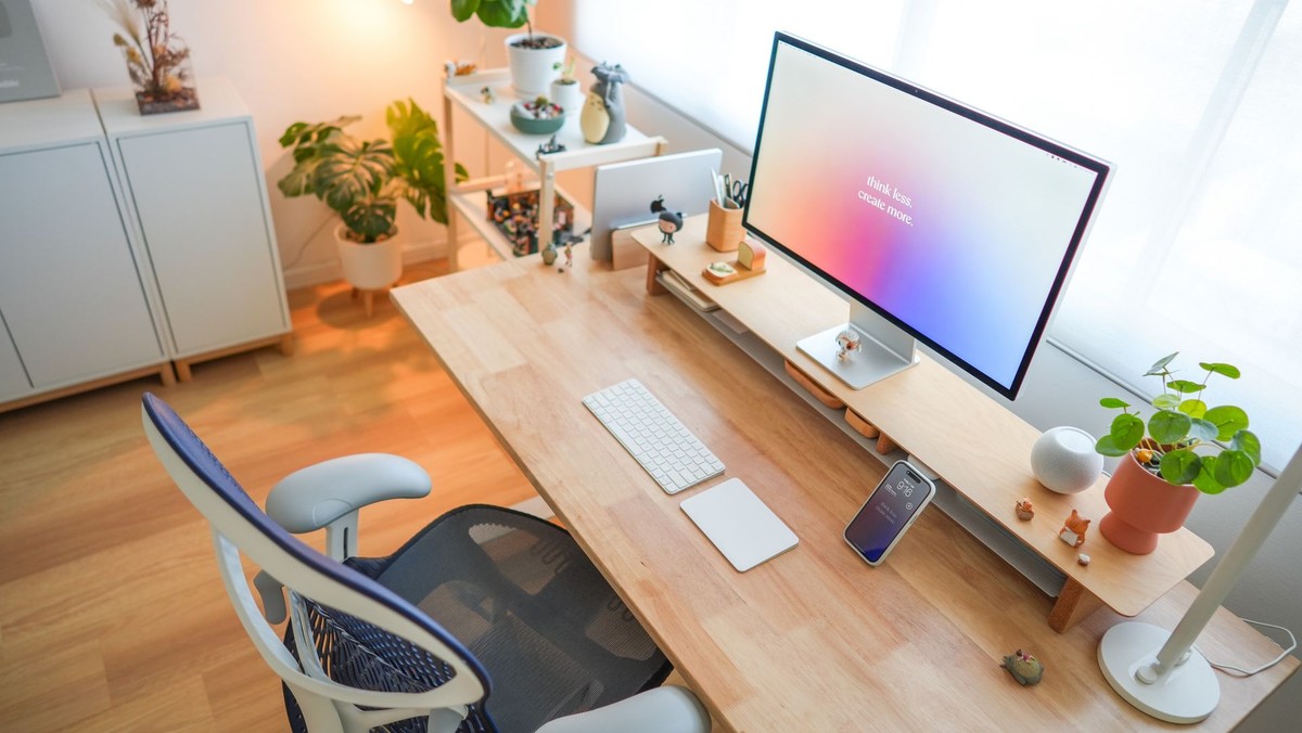Rachel How's workspace — photo 2