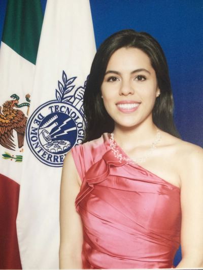 Portrait of Emi of her graduation with Mexican flag and Tecnológico de Monterrey flag.