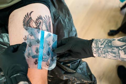 Bepanthol vs Dermalize: ¿Cuál es el mejor para curar tu tatuaje?