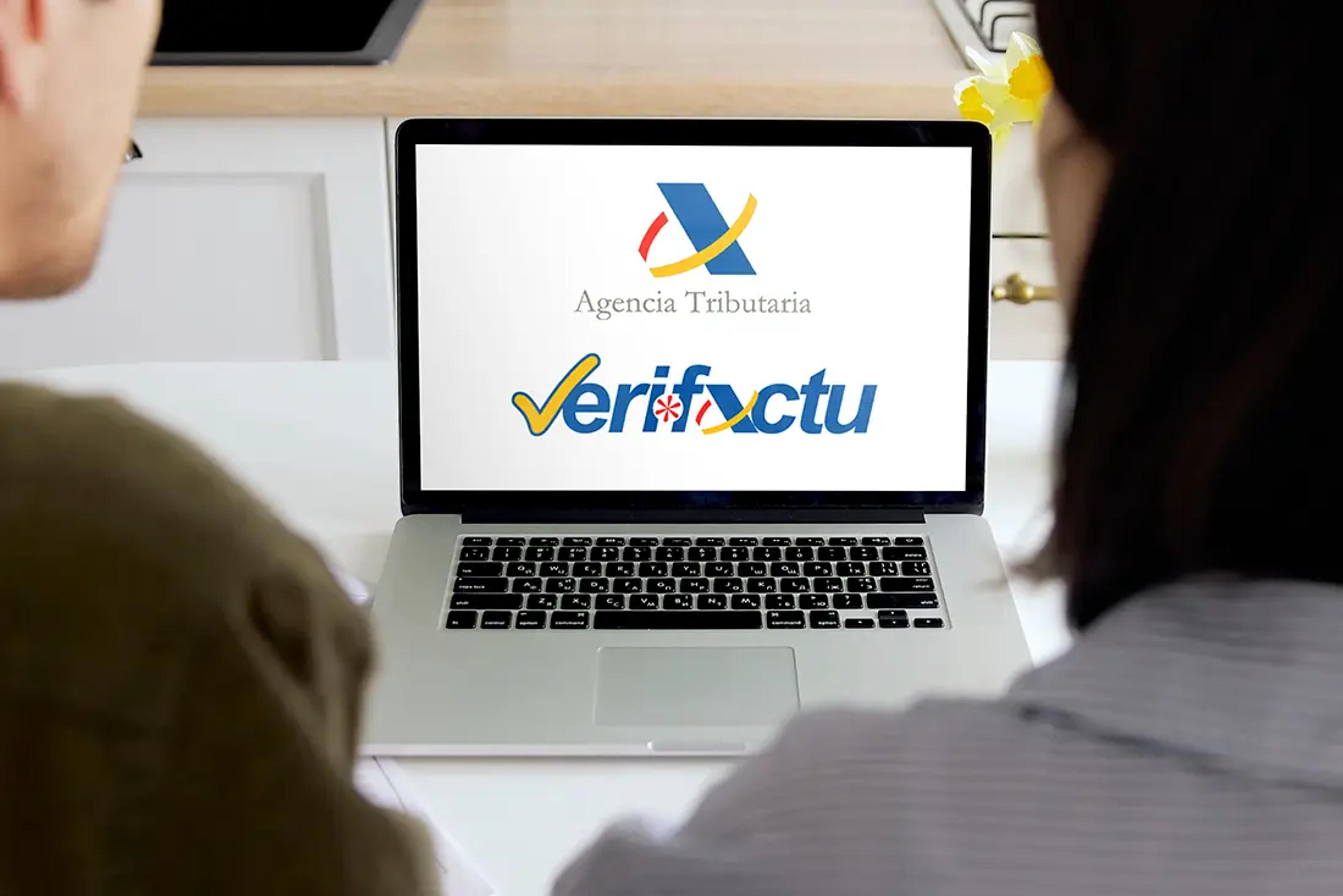 Imagen de un ordenador utilizando Verifactu