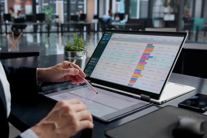 Imagen de una persona facturando electrónicamente