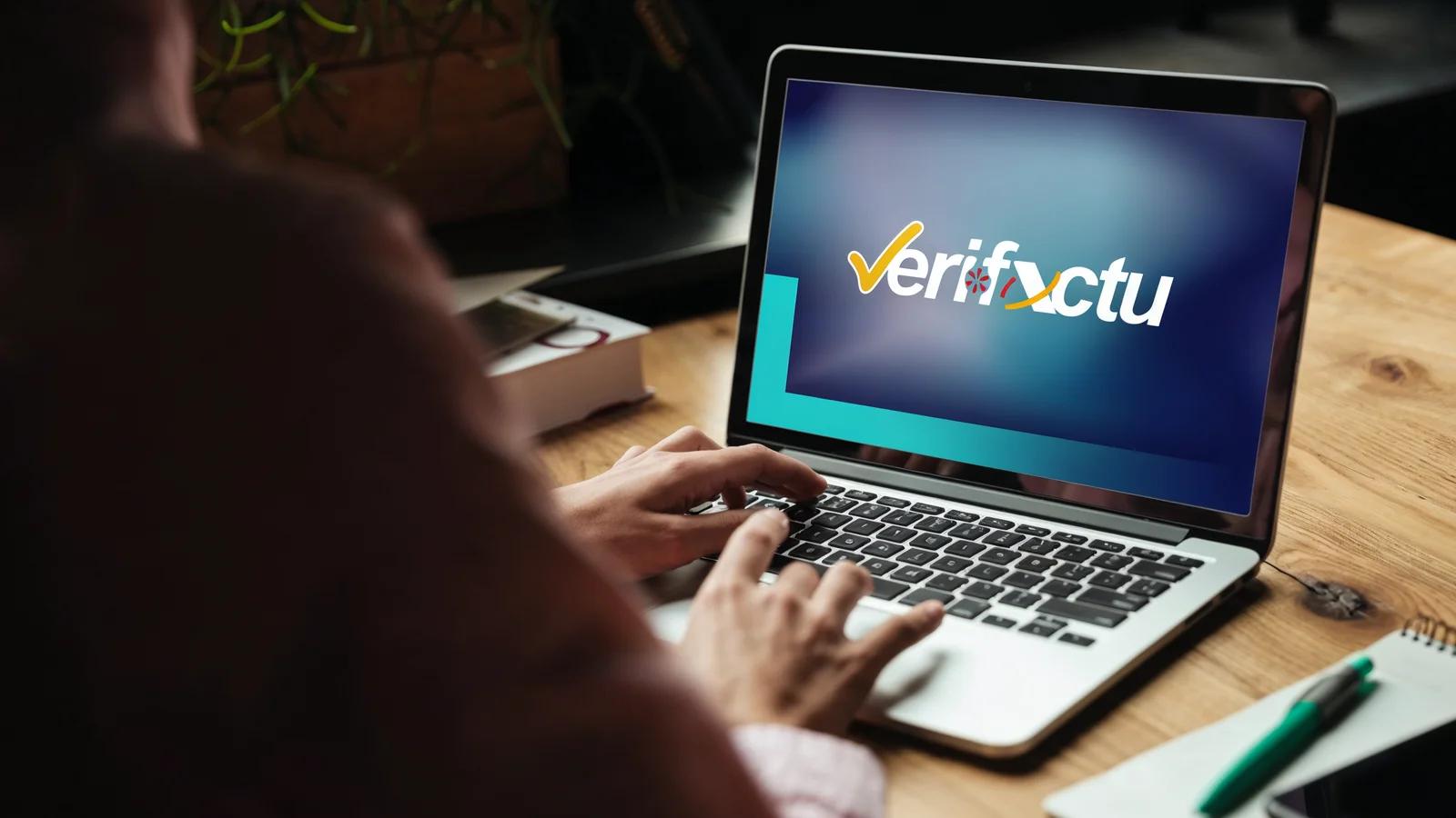 Imagen de un ordenador utilizando Verifactu