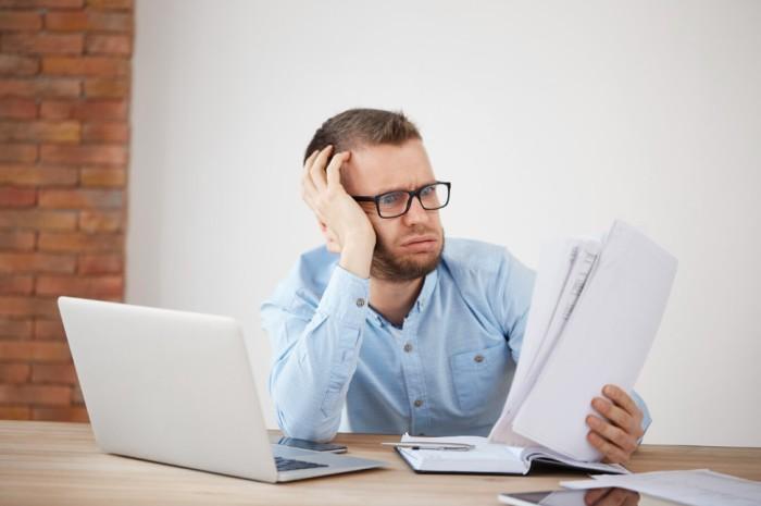 Autónomo revisando una factura con errores comunes de facturación
