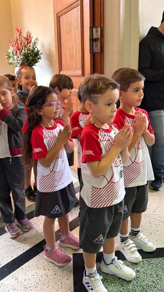Crianças do Colégio Sagrado Coração de Jesus participam da Missa de Pentecostes pelos 115 anos da escola