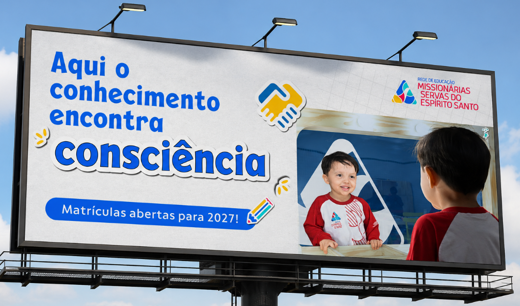 Outdoor de matrículas 2027 com a frase “Aqui o conhecimento encontra consciência” e uma criança diante do espelho