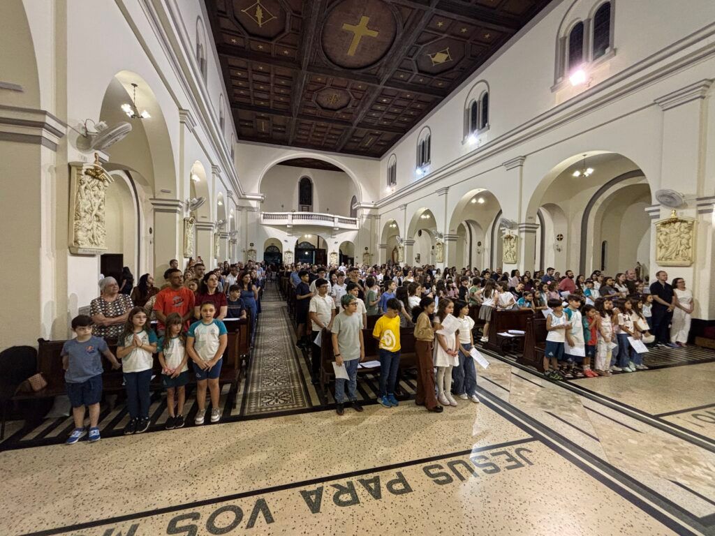 Comunidade do Colégio Espírito Santo reunida na Paróquia Cristo Rei para a Missa da Família