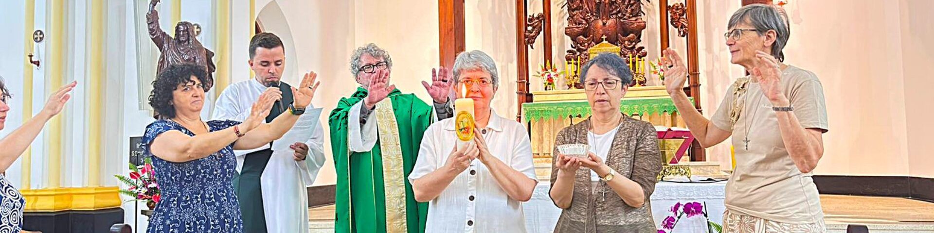 Religiosas e celebrantes durante missa de abertura da visitação-geral no Convento Santíssima Trindade