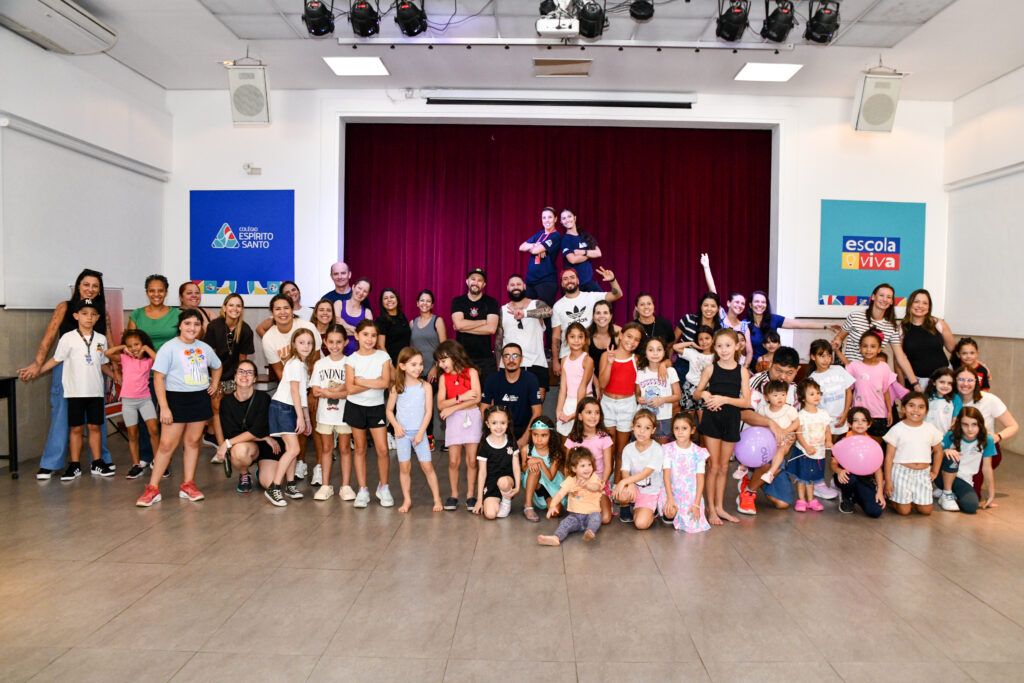 Estudantes e familiares reunidos no evento Esportes em Família do Colégio Espírito Santo