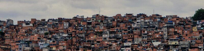 Comunidade urbana formada por casas construídas lado a lado em uma encosta