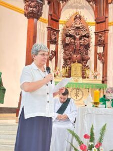 Irmã Miriam Altenhofen faz a reflexão de abertura da visitação-geral durante a missa