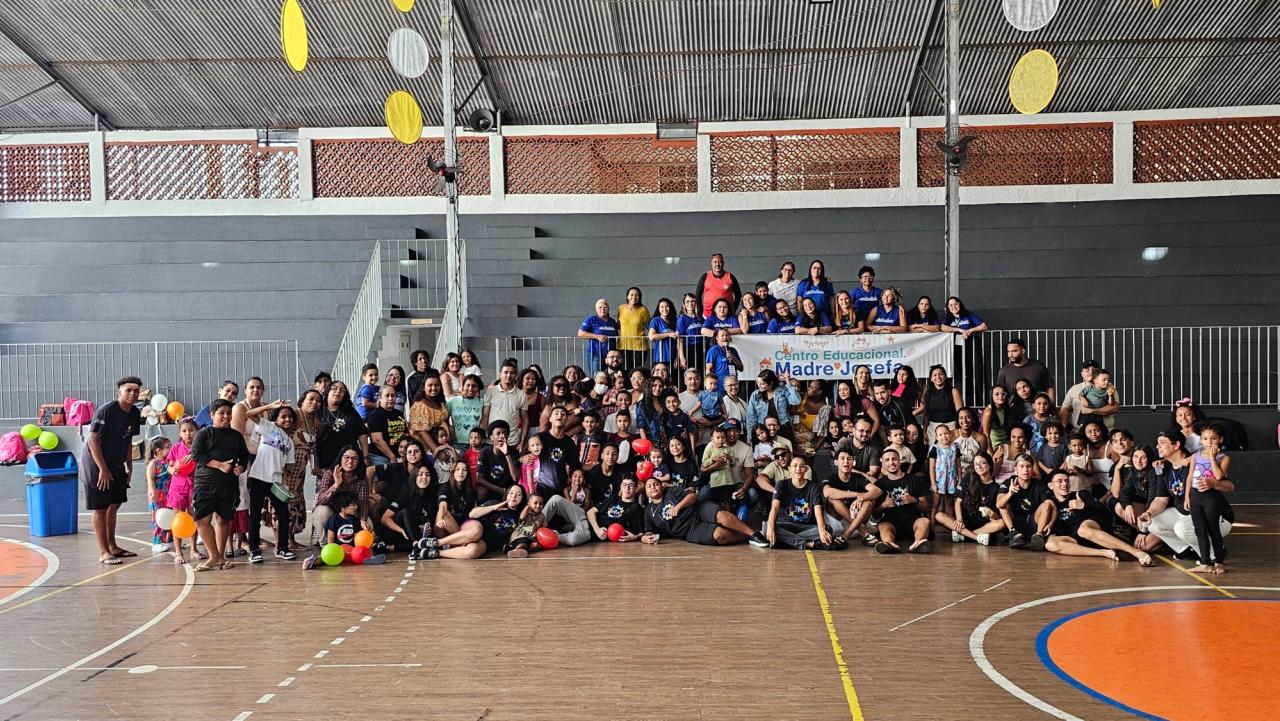 Crianças, estudantes da Juventude Missionária e famílias reunidos nos 23 anos do Centro Educacional Madre Josefa
