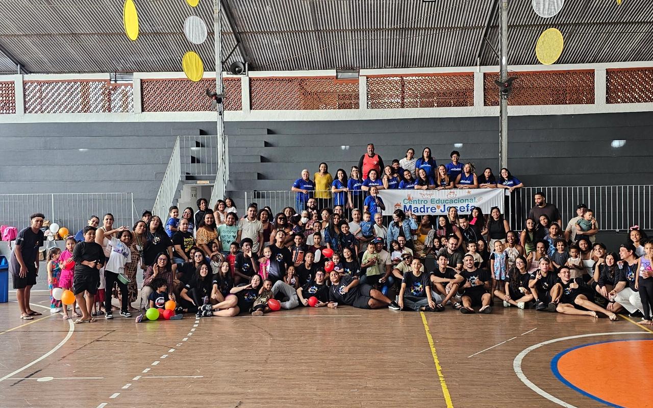 Comunidade do Centro Educacional Madre Josefa reunida na quadra para a celebração de seus 23 anos