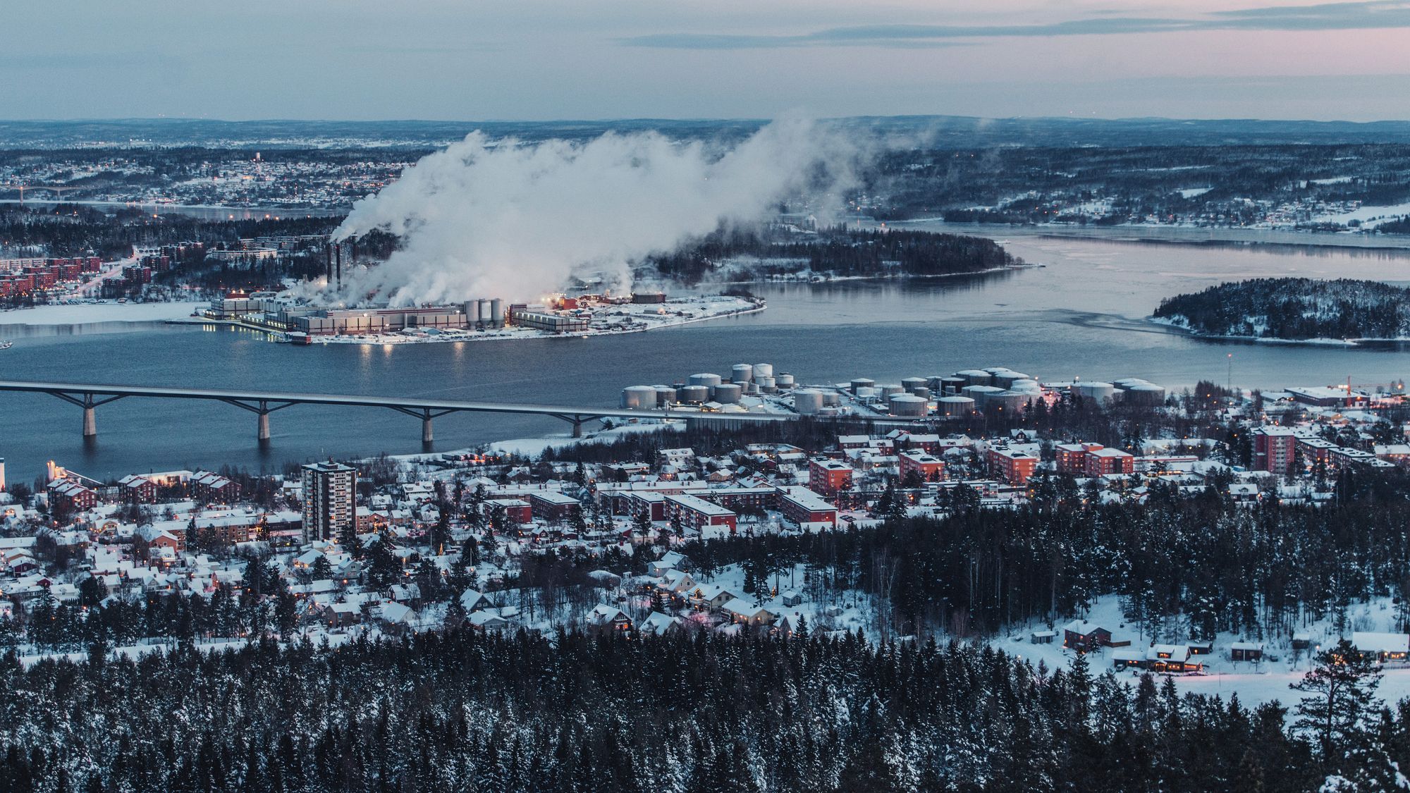 Drönarfoto över vintrigt Sundsvall