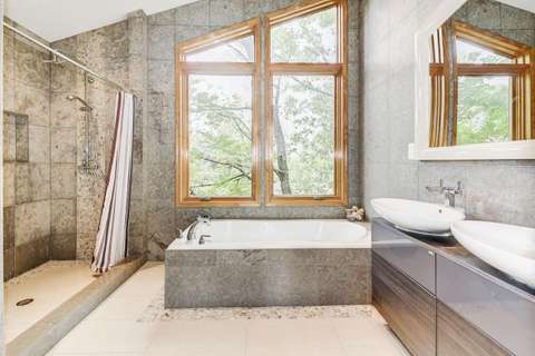 Bird's Eye View House bathroom