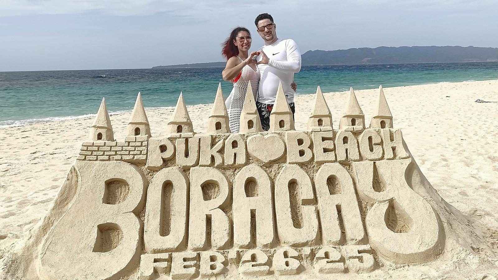 Anne og ektemannen på bryllupsreise, her på Puka beach på Boracay i Filippinene