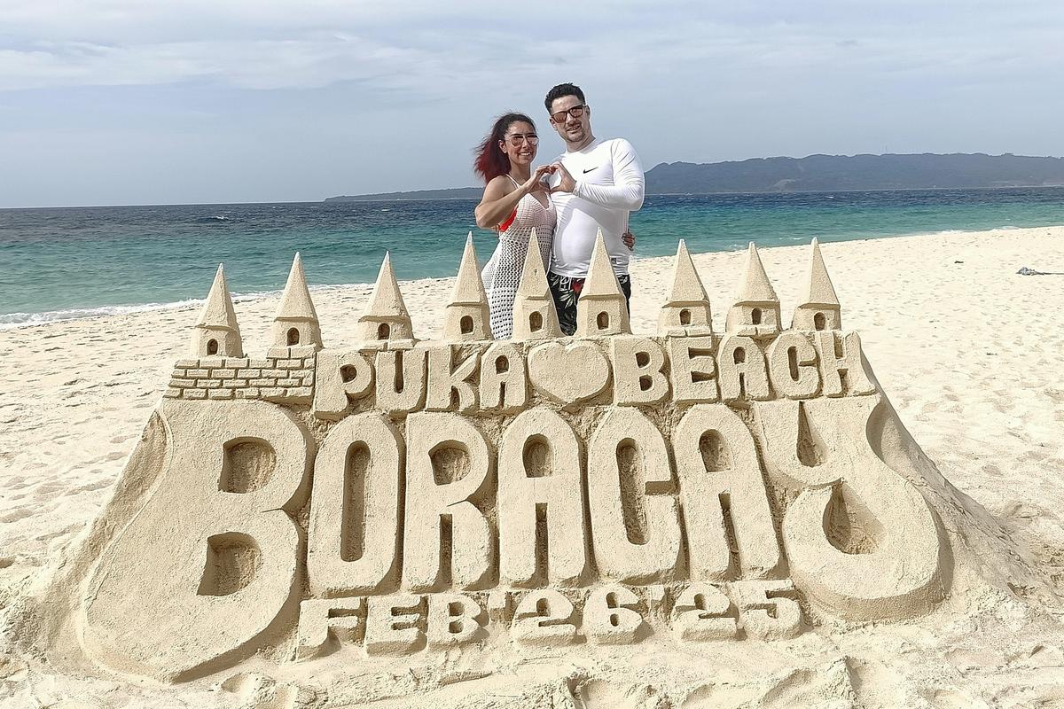 Anne og ektemannen på bryllupsreise, her på Puka beach på Boracay i Filippinene