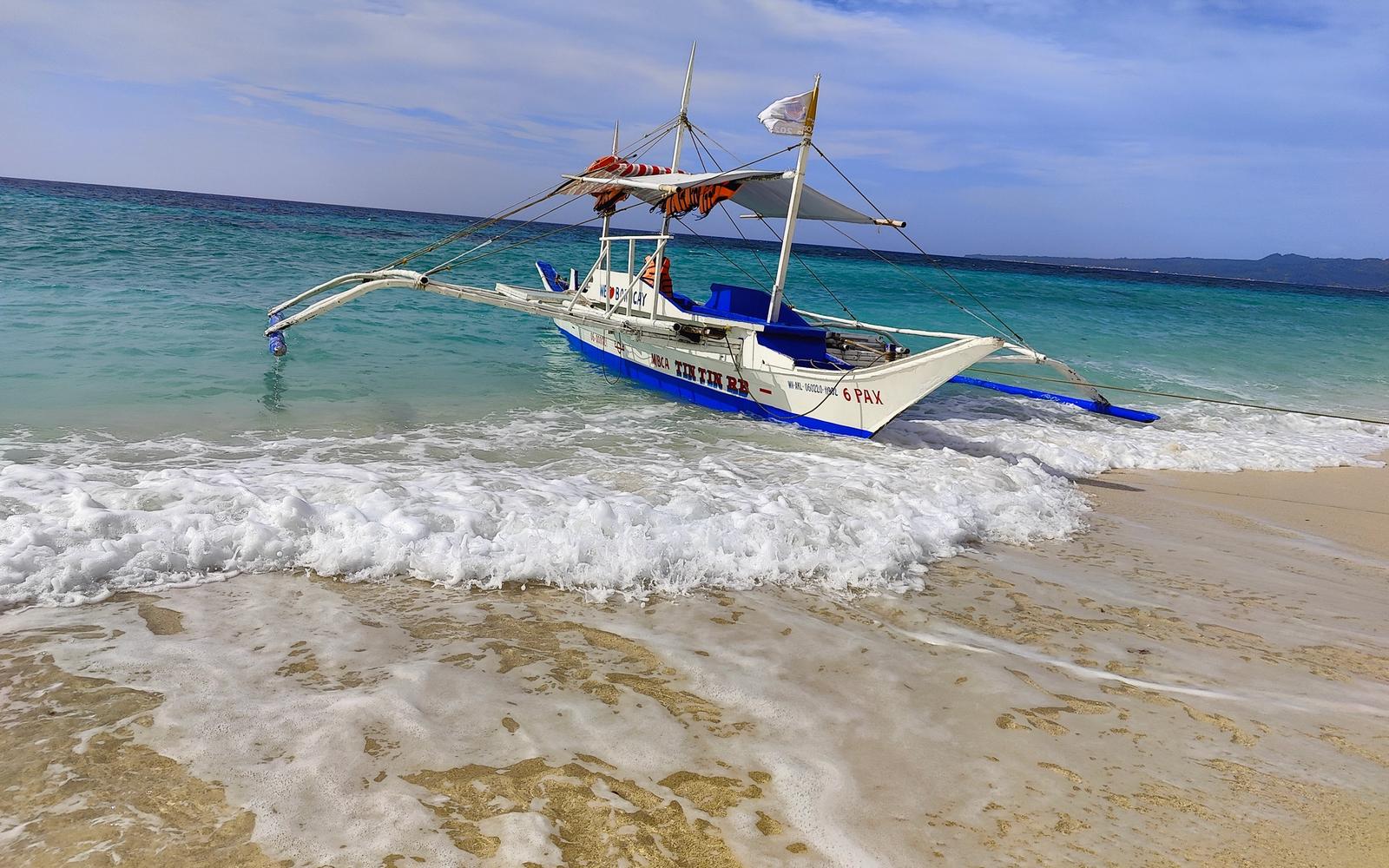 Privat bangka-båt med lokalt mannskap ved Boracay i Filippinene