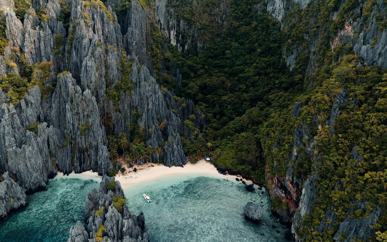 Turkis lagune og kalksteinsklipper i El Nido på Filippinene
