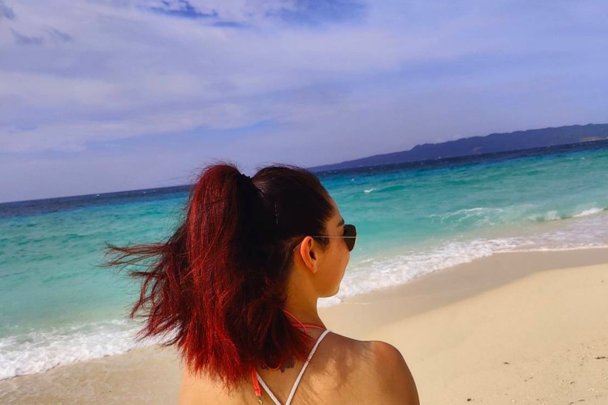 Anne Virginia Låte fra Luxeomi Escapes på Puka beach på Filippinene