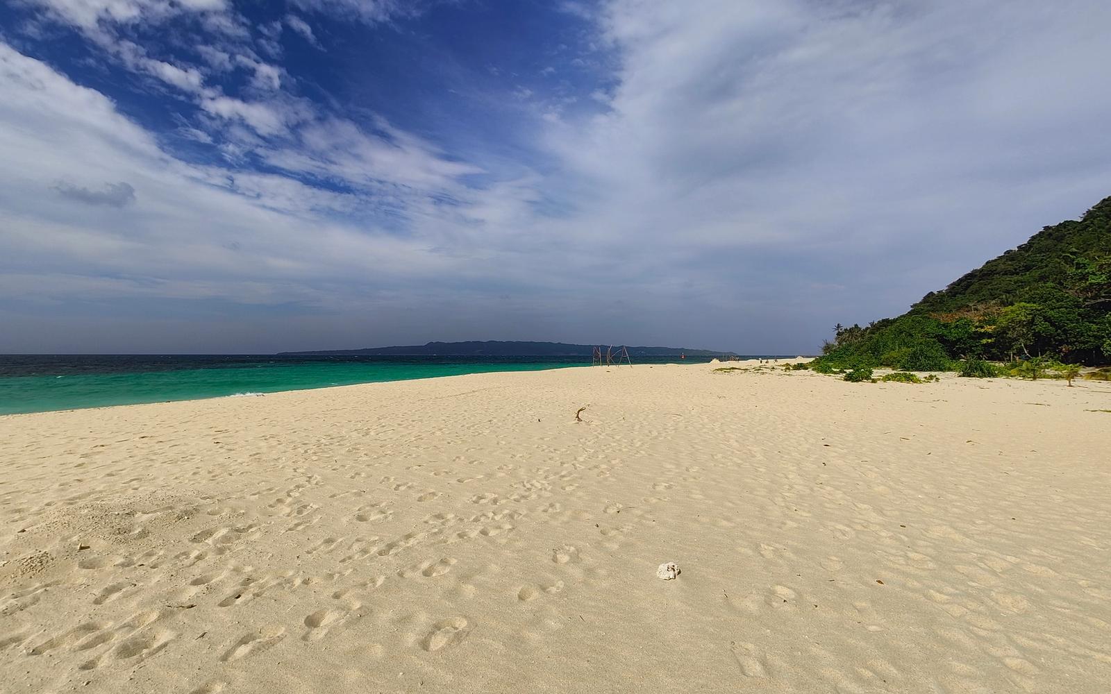 Puka Beach på Boracay med hvit sand og turkist hav