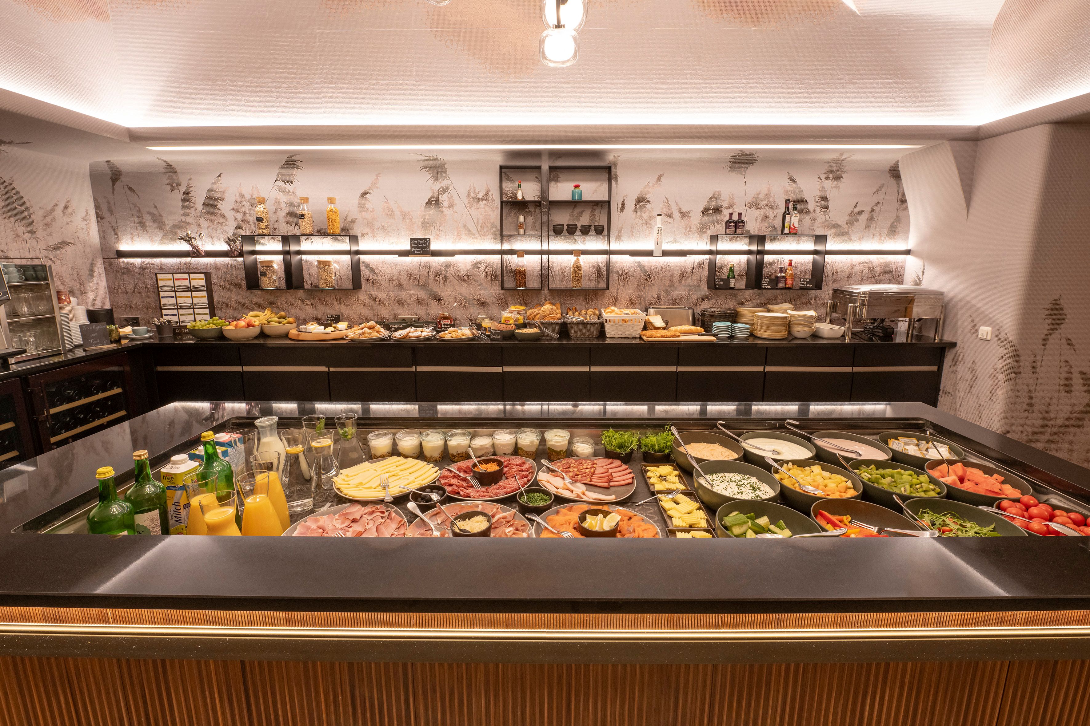 Frühstücksbuffet mit Käse, Aufstrichen und frischen Produkten