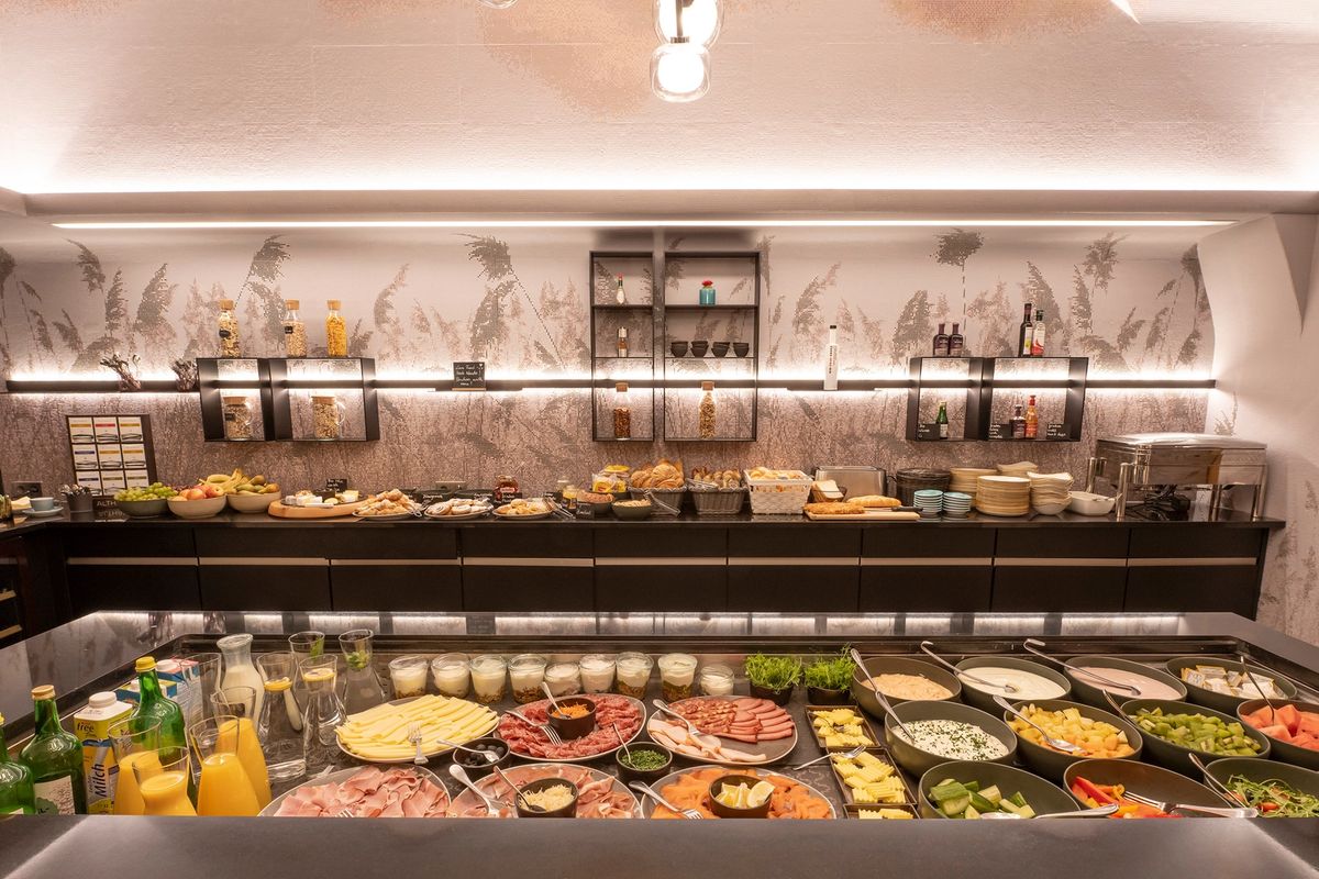 Frühstücksbuffet mit Käse, Aufstrichen und frischen Produkten
