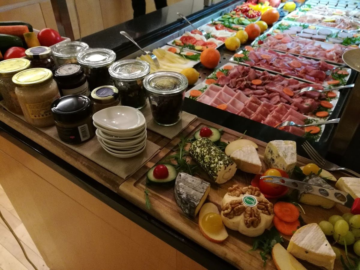 Frische Brötchen, Kipferl und gebackene Spezialitäten am Buffet