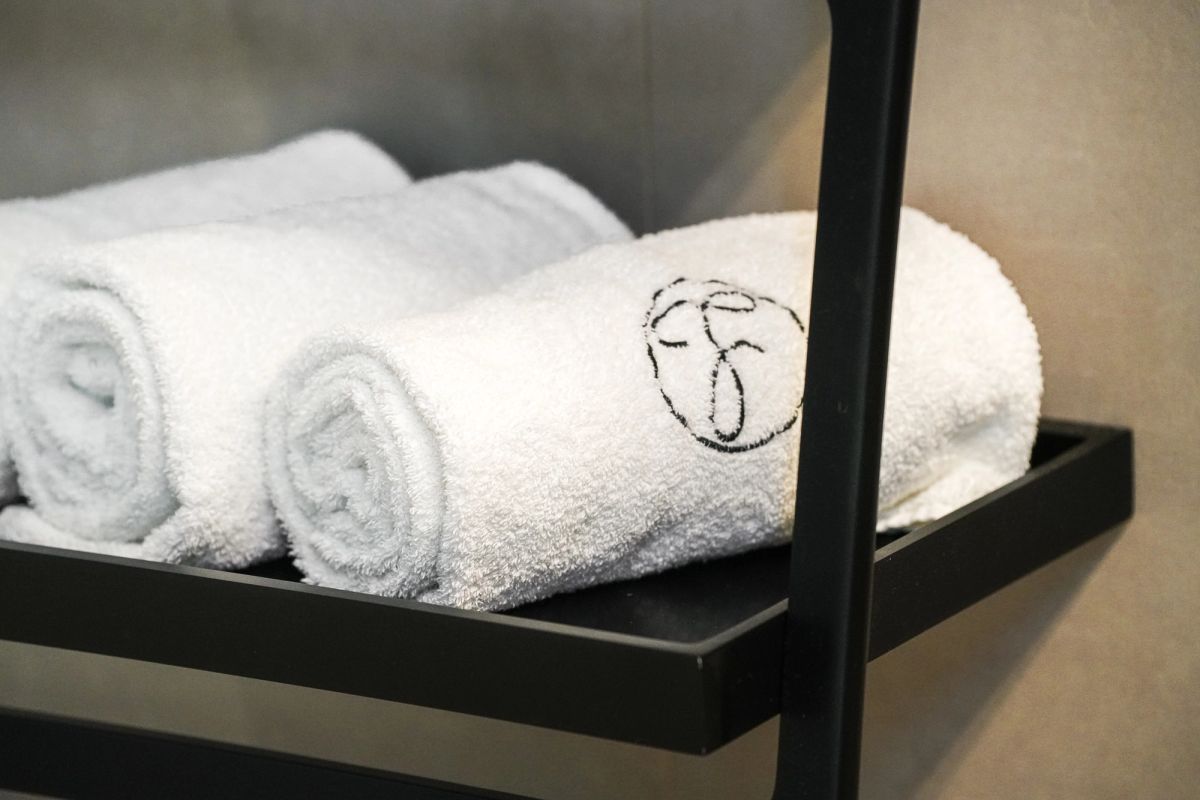 Frische Handtücher mit Hotel-Fischer-Monogramm