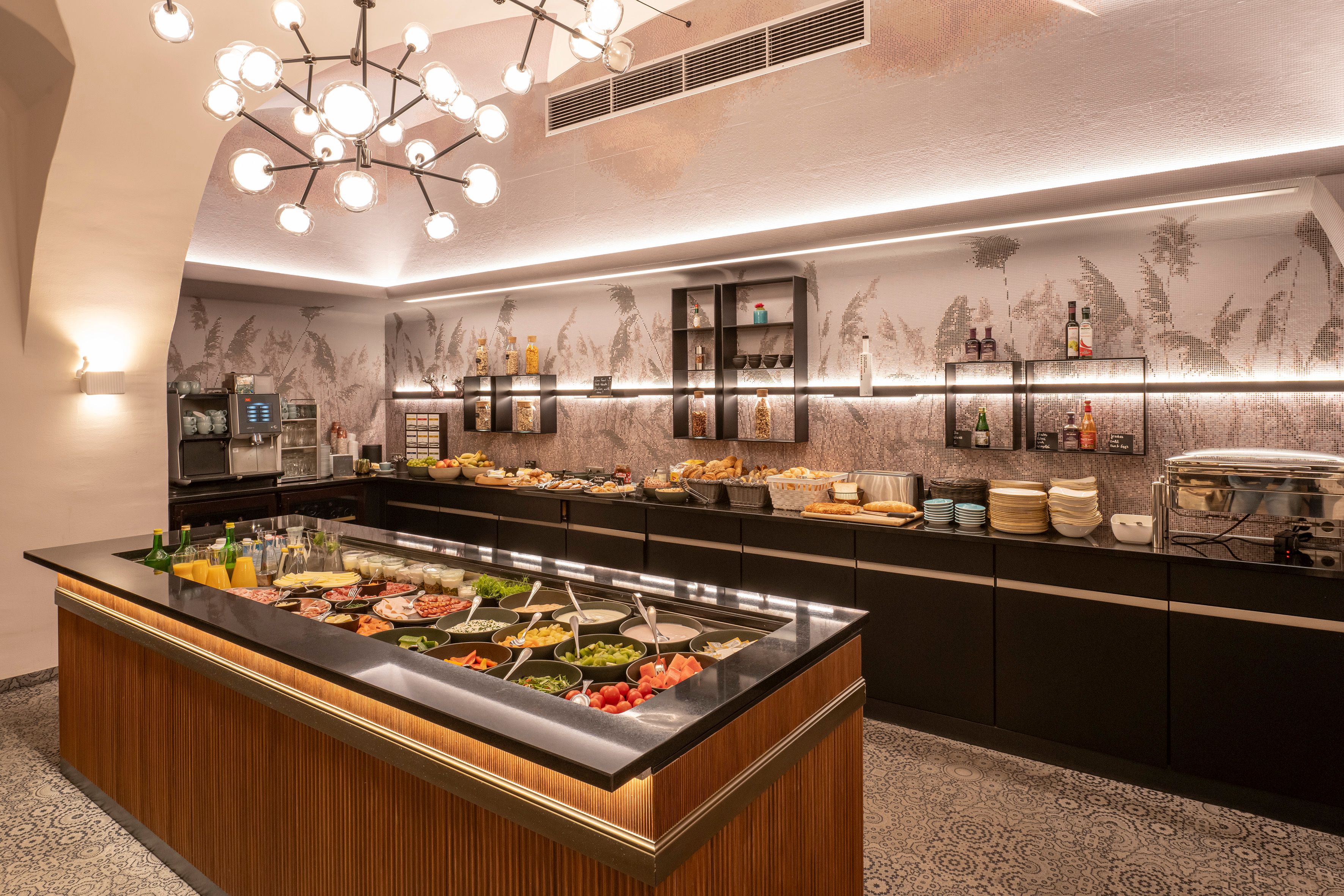 Frühstücksbuffet mit frischem Obst, Gemüse und Aufschnitt