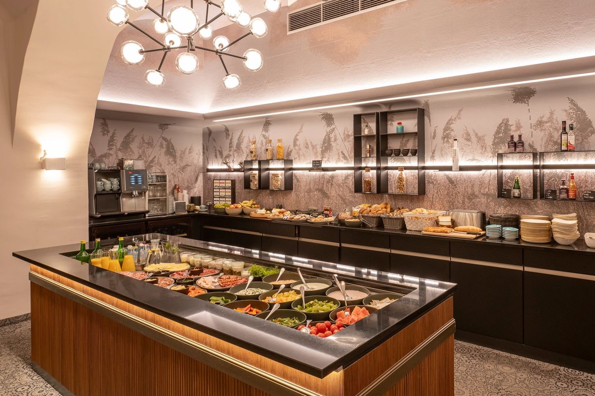 Frühstücksbuffet mit frischem Obst, Gemüse und Aufschnitt